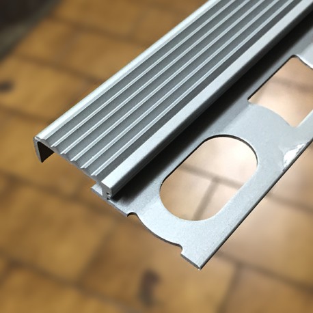 Profilo per scale 4,5 mm spessore pavimento x 2700 mm alluminio anodizzato argento