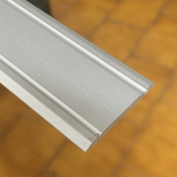 Copri soglia 30 x 2,2 x 2700 mm alluminio anodizzato argento adesivo